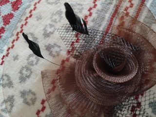 Tocado de fiesta marrón y negro