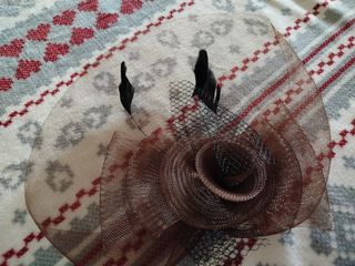 Tocado de fiesta marrón y negro
