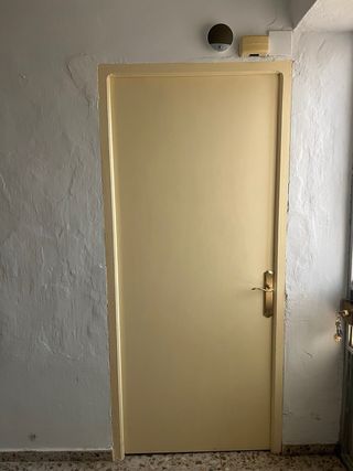 Puerta interior color beige