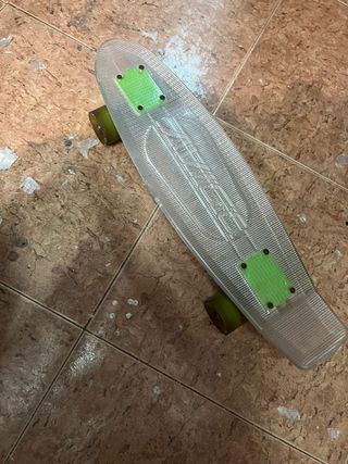Monopatín transparente con ruedas verdes