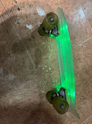 Monopatín transparente con ruedas verdes