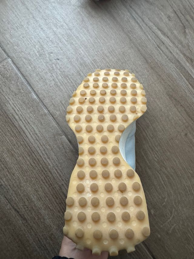 Deportivas New Balance Beige y Gris.