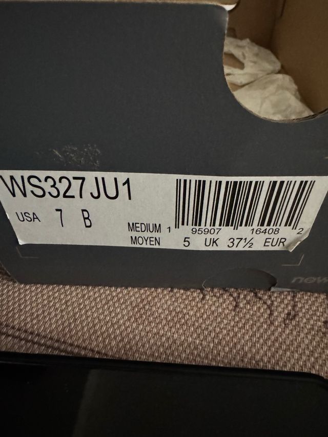 Deportivas New Balance Beige y Gris.