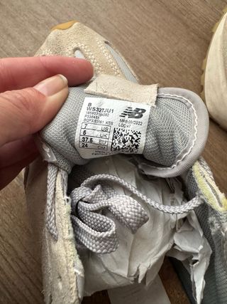 Deportivas New Balance Beige y Gris.