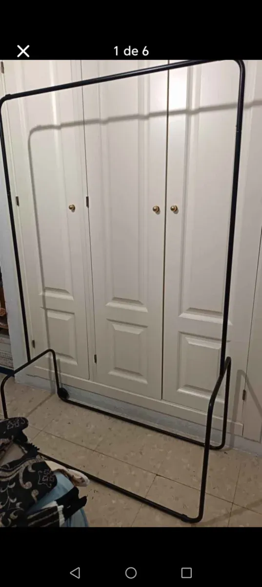 Perchero de ropa metálico negro