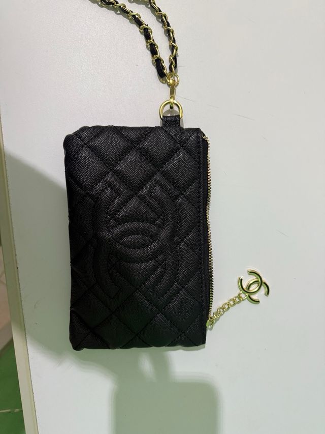 Pochette Chanel nera con dettagli oro