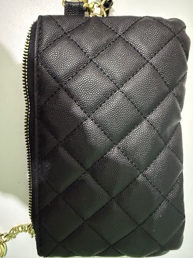 Pochette Chanel nera con dettagli oro