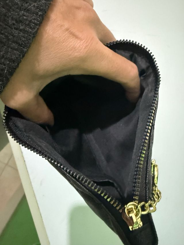 Pochette Chanel nera con dettagli oro