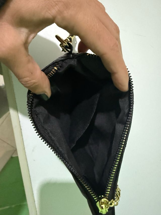 Pochette Chanel nera con dettagli oro