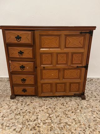 Mueble de madera con cajones y puerta