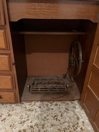 Mueble de madera con cajones y puerta