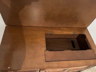 Mueble de madera con cajones y puerta