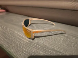 Gafas de sol Arnette plateada y naranja con funda 