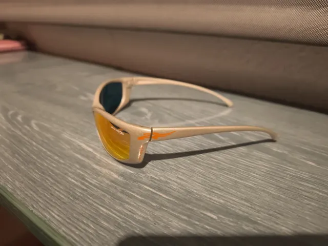 Gafas de sol Arnette plateada y naranja con funda 