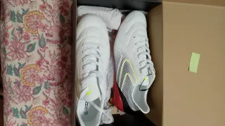 Zapatillas Fútbol Blancas y Rojas