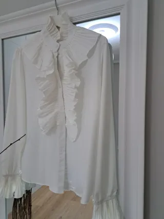 Camisa romántica blanca con volantes