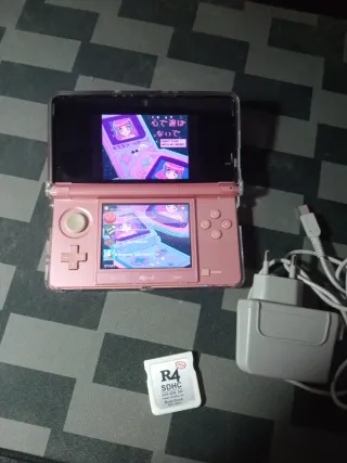 Nintendo 3DS Rosa + Cargador y R4