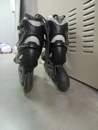 Patines en línea negros y blancos,talla 42,5



