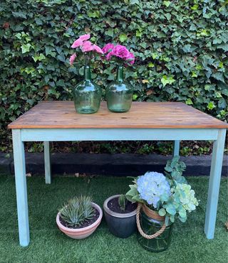 Mesa de madera con patas verdes