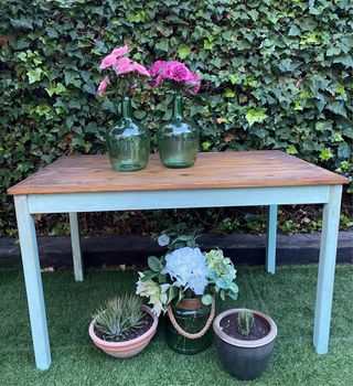 Mesa de madera con patas verdes
