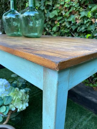 Mesa de madera con patas verdes