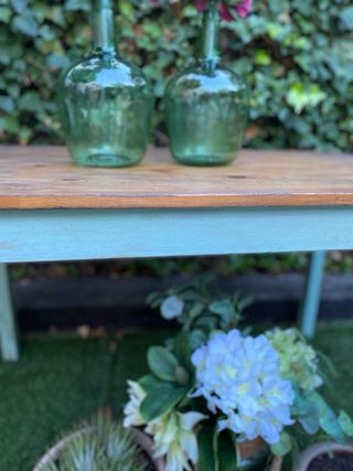 Mesa de madera con patas verdes