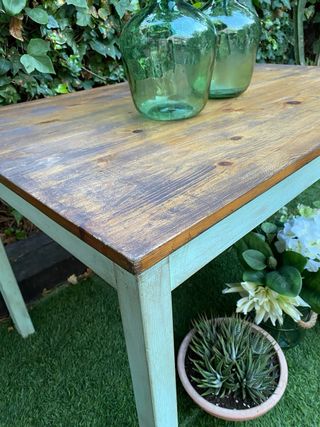 Mesa de madera con patas verdes