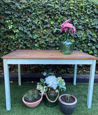 Mesa de madera con patas verdes