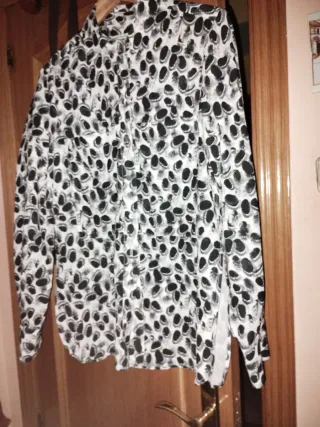 Camisa estampada blanco y negro