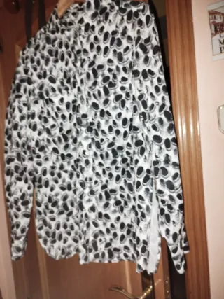 Camisa estampada blanco y negro