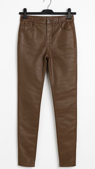 Pantalones efecto piel marrones