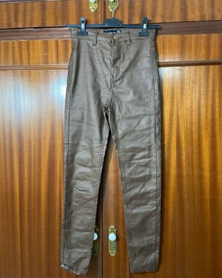 Pantalones efecto piel marrones