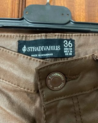 Pantalones efecto piel marrones
