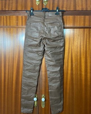 Pantalones efecto piel marrones