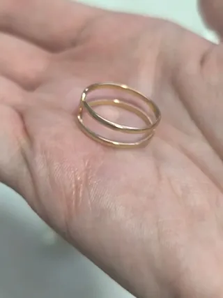 Anillos dorados preciosos