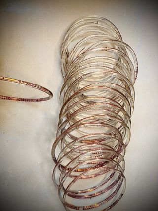 20 Bracciali in Vetro Dorati e Viola