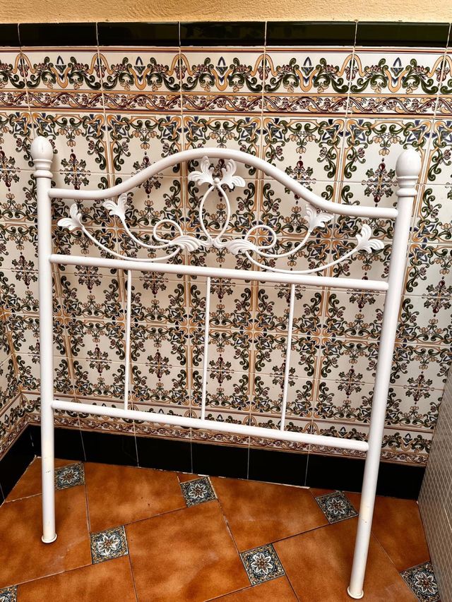 Cabecero de cama de metal blanco