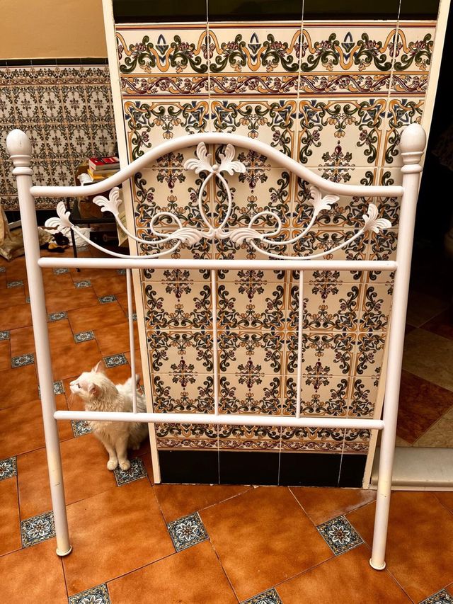 Cabecero de cama de metal blanco