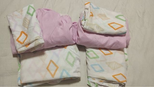 Juego de sábanas multicolor y rosa