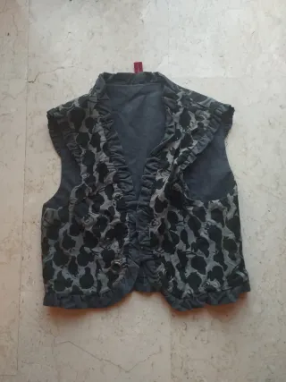 Chaleco estampado con volantes