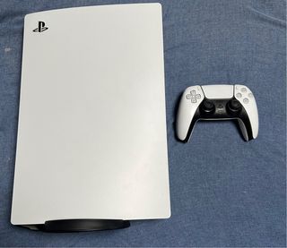 Consola PS5 con mando y cables