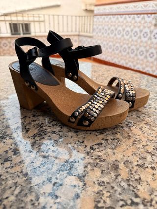 Sandalias negras con tachuelas