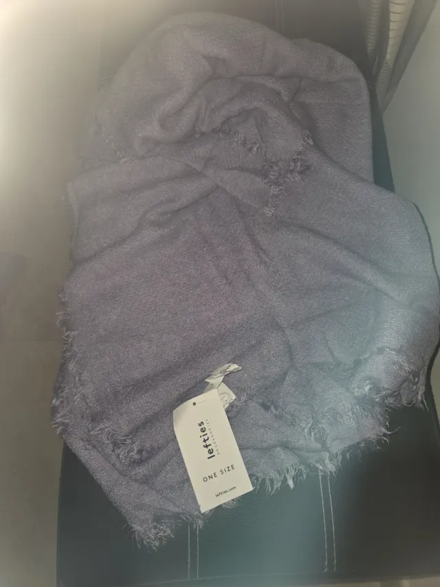 Bufanda morada con flecos