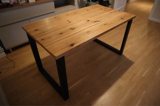 Mesa de madera con patas metálicas