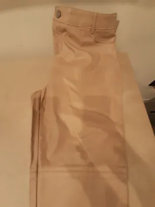 Pantalón cuero beige crudo