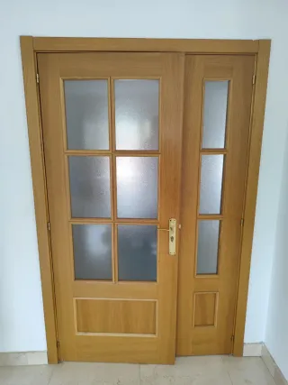 Puerta doble de madera con cristal. La navata 