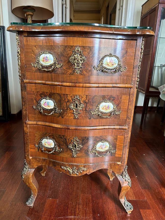 Cómoda antigua con porcelanas