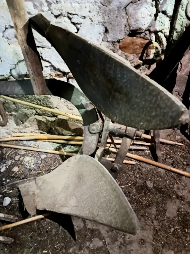 Arado antiguo de vertedera - Hierro forjado