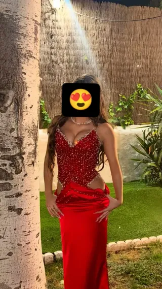 Vestido de fiesta rojo con pedrería