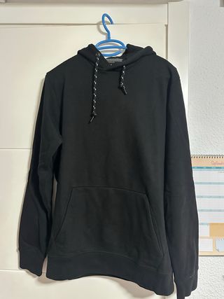 Sudadera negra básica con capucha